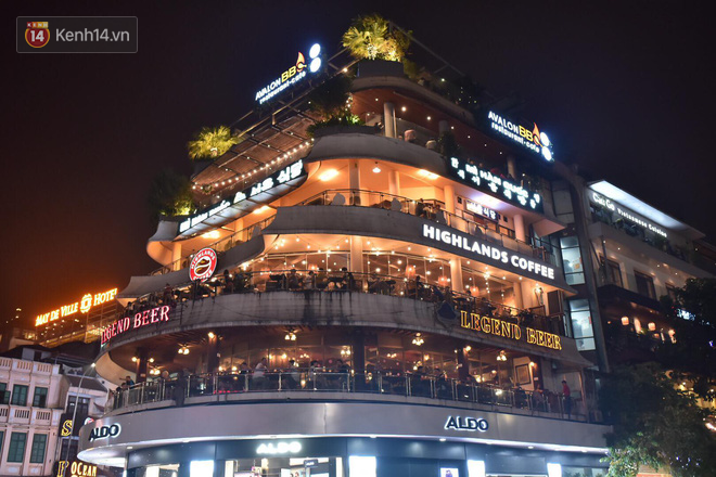 Ch&ugrave;m ảnh: Những địa điểm nổi tiếng ở H&agrave; Nội - S&agrave;i G&ograve;n trước v&agrave; sau khi tắt đ&egrave;n hưởng ứng Giờ tr&aacute;i đất - Ảnh 14.