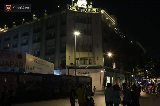 Ch&ugrave;m ảnh: Những địa điểm nổi tiếng ở H&agrave; Nội - S&agrave;i G&ograve;n trước v&agrave; sau khi tắt đ&egrave;n hưởng ứng Giờ tr&aacute;i đất - Ảnh 27.