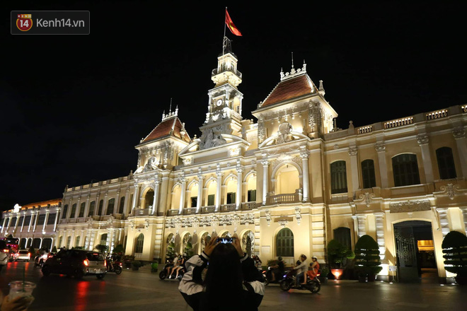 Chùm ảnh: Những địa điểm nổi tiếng ở Hà Nội - Sài Gòn trước và sau khi tắt đèn hưởng ứng Giờ trái đất - Ảnh 32.