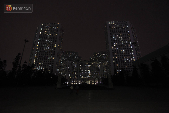 Ch&ugrave;m ảnh: Những địa điểm nổi tiếng ở H&agrave; Nội - S&agrave;i G&ograve;n trước v&agrave; sau khi tắt đ&egrave;n hưởng ứng Giờ tr&aacute;i đất - Ảnh 19.