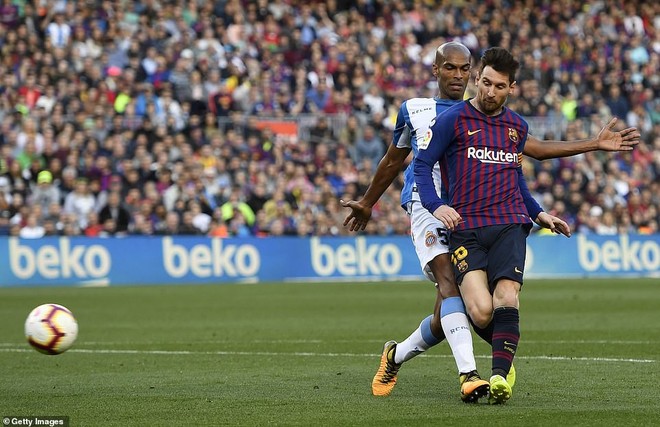 Messi lập siêu phẩm đá phạt kiểu panenka độc đáo - Ảnh 4.