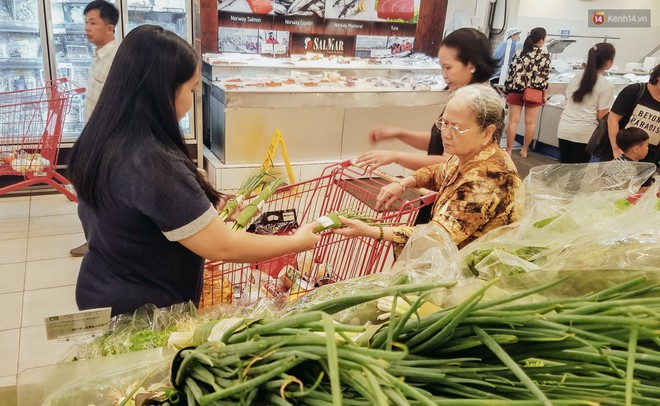 Một siêu thị lớn ở Sài Gòn đã dùng lá chuối bọc thực phẩm, khách hàng nhìn mà ưng con mắt! - Ảnh 6.