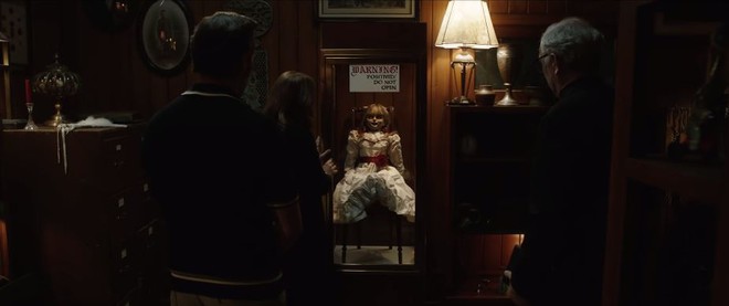 Annabelle 3 tung trailer: Cô Beo học đòi chị ma Kayako chiêu chui tọt vào mền hù doạ - Ảnh 2.