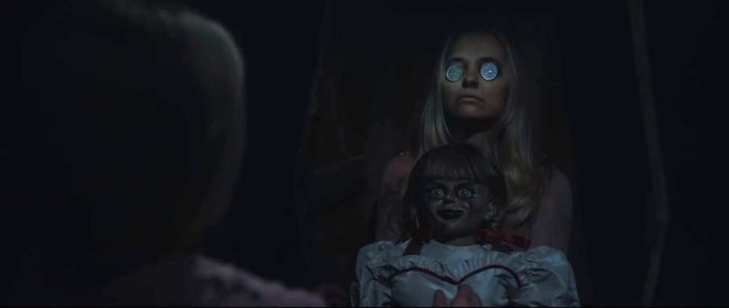 Annabelle 3 tung trailer: Cô Beo học đòi chị ma Kayako chiêu chui tọt vào mền hù doạ - Ảnh 6.