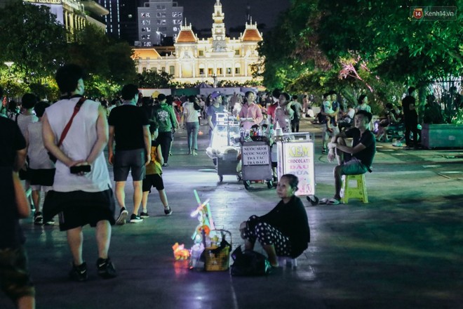 Còn đâu phố đi bộ Nguyễn Huệ: Hàng rong bủa vây, ghế nhựa tràn lan lối đi cho khách ngồi ăn uống - Ảnh 1.