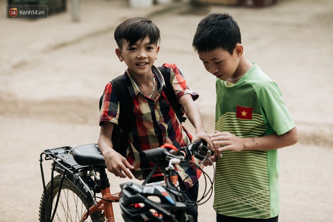 103 triệu đồng cho đôi dép khét lẹt và chiếc xe đạp vượt 103 km của cậu bé Sơn La: Sự tử tế của những người xa lạ - Ảnh 9.