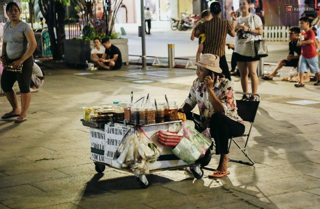 Còn đâu phố đi bộ Nguyễn Huệ: Hàng rong bủa vây, ghế nhựa tràn lan lối đi cho khách ngồi ăn uống - Ảnh 14.