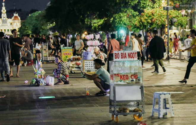 Còn đâu phố đi bộ Nguyễn Huệ: Hàng rong bủa vây, ghế nhựa tràn lan lối đi cho khách ngồi ăn uống - Ảnh 12.