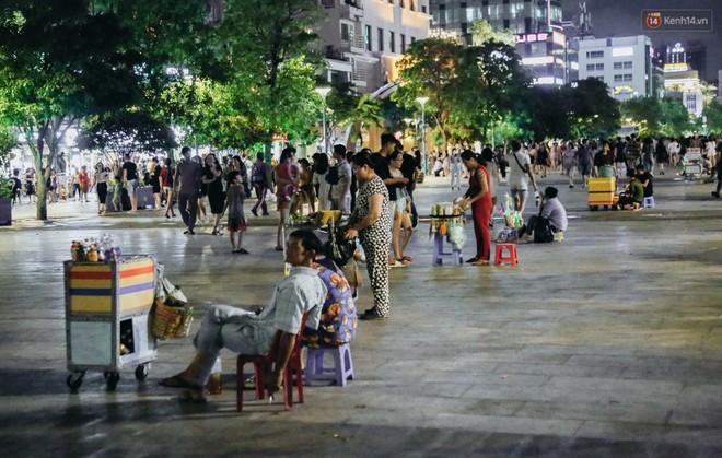 Còn đâu phố đi bộ Nguyễn Huệ: Hàng rong bủa vây, ghế nhựa tràn lan lối đi cho khách ngồi ăn uống - Ảnh 10.