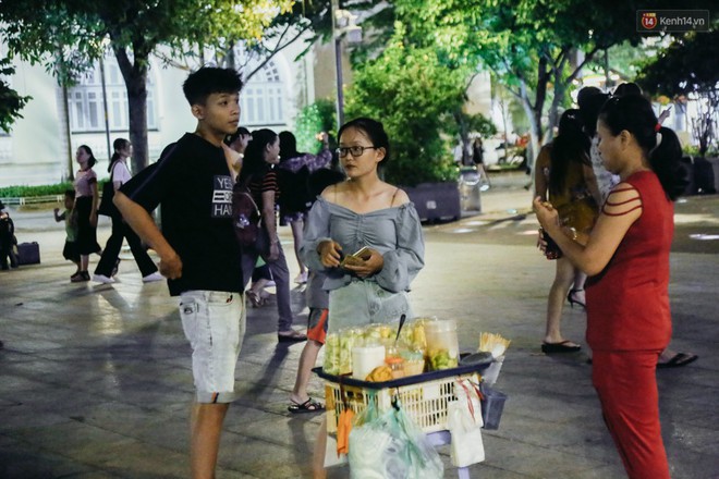 Còn đâu phố đi bộ Nguyễn Huệ: Hàng rong bủa vây, ghế nhựa tràn lan lối đi cho khách ngồi ăn uống - Ảnh 3.