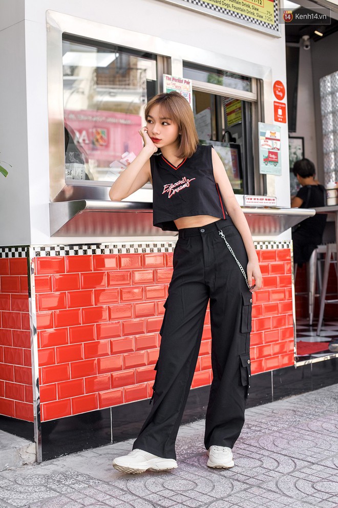 Áo blouse + chân váy chữ A và crop top + quần túi hộp là 2 công thức bạn sẽ muốn áp dụng ngay sau khi ngắm street style giới trẻ Việt tuần qua - Ảnh 3.