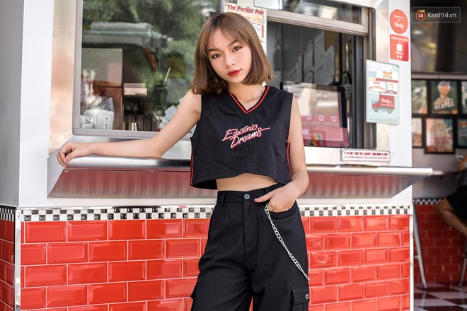 Áo blouse + chân váy chữ A và crop top + quần túi hộp là 2 công thức bạn sẽ muốn áp dụng ngay sau khi ngắm street style giới trẻ Việt tuần qua - Ảnh 4.