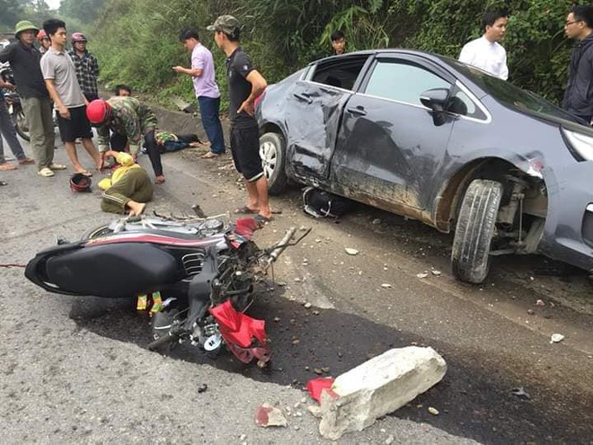 Hà Tĩnh: Hai người phụ nữ chạy xe máy văng xuống đường sau cú va chạm mạnh với ô tô - Ảnh 1.