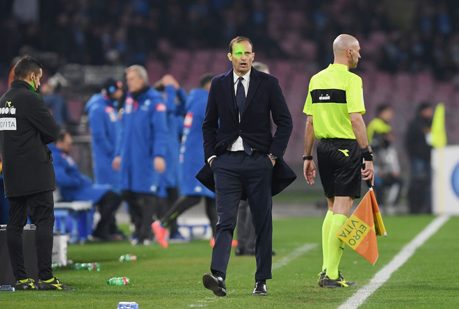 Hành vi đáng lên án: Fan Napoli cả gan chiếu đèn laser vào mặt trọng tài lẫn đồng đội của Ronaldo - Ảnh 2.