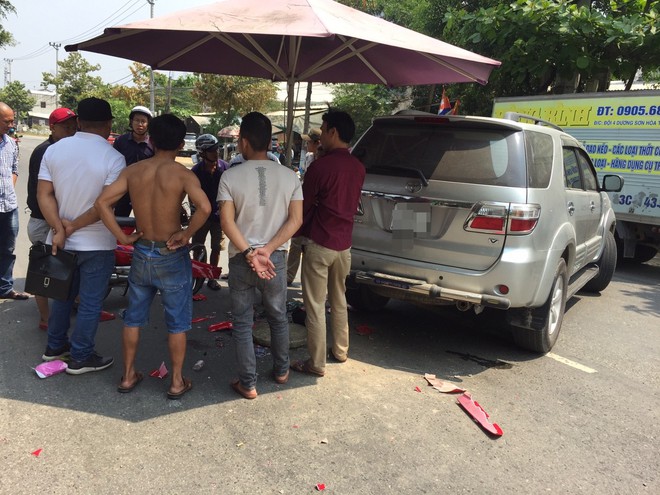 Đà Nẵng: Tông vào ô tô, 2 học sinh 17 tuổi chạy xe máy bị thương - Ảnh 2.