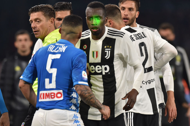 Hành vi đáng lên án: Fan Napoli cả gan chiếu đèn laser vào mặt trọng tài lẫn đồng đội của Ronaldo - Ảnh 3.