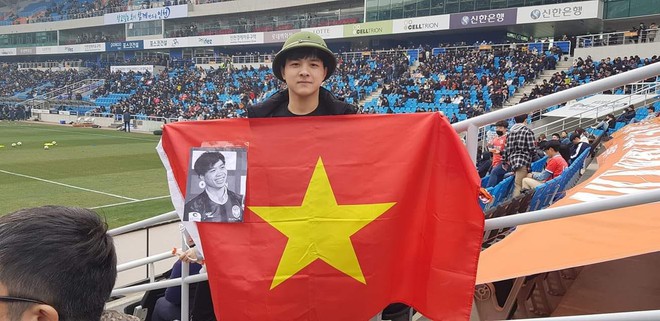 Bức ảnh &yacute; nghĩa: C&ocirc;ng Phượng kh&aacute;t khao ra s&acirc;n tại K.League Classic, ph&iacute;a sau anh l&agrave; l&aacute; cờ Việt Nam - Ảnh 3.