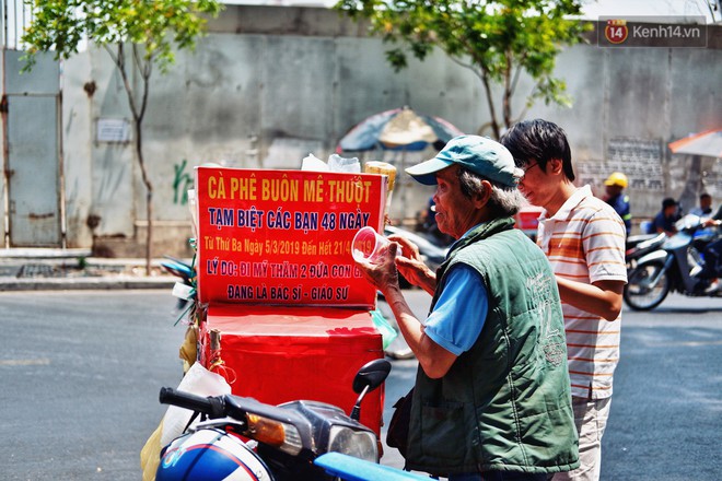 Chuyện đời của người cha sau tấm bảng thông báo đầy tự hào: Vợ mất, phải bán nhà để có tiền cho 2 cô con gái ăn học bên đất Mỹ - Ảnh 7.