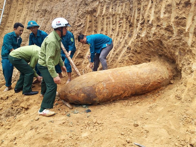 Đào đất làm vườn, người dân phát hiện quả bom nặng hơn 1,3 tấn - Ảnh 1.