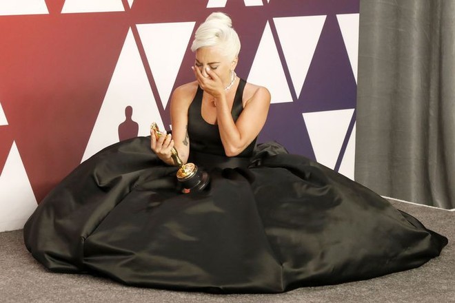 Lady Gaga và loạt biểu cảm quá đà này xứng đáng giành thêm một giải Oscar nữa - Ảnh 3.