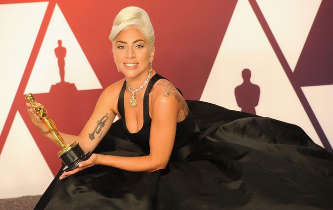 Lady Gaga và loạt biểu cảm quá đà này xứng đáng giành thêm một giải Oscar nữa - Ảnh 2.