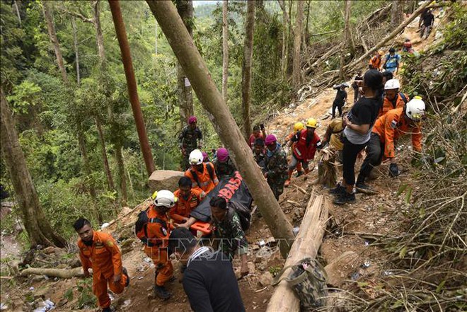 Nhiều khả năng gần 100 người vẫn bị mắc kẹt trong vụ sập hầm mỏ ở Indonesia - Ảnh 1.