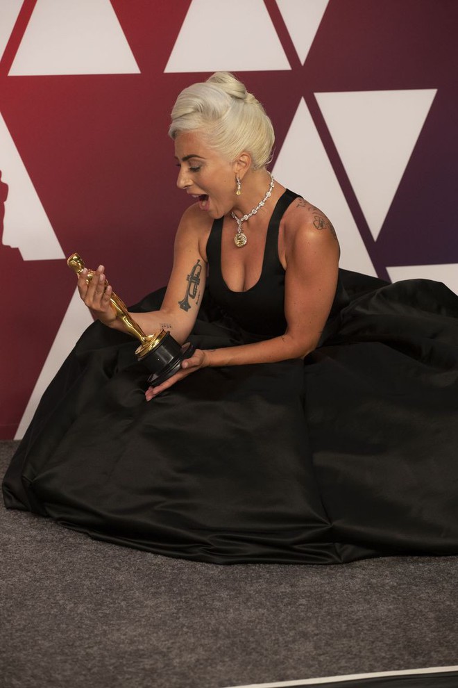 Lady Gaga và loạt biểu cảm quá đà này xứng đáng giành thêm một giải Oscar nữa - Ảnh 4.