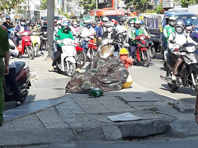 TP.HCM: Nam thanh niên nằm bất động vì bị miếng gỗ công trình rơi trúng đầu, nát mũ bảo hiểm - Ảnh 1.