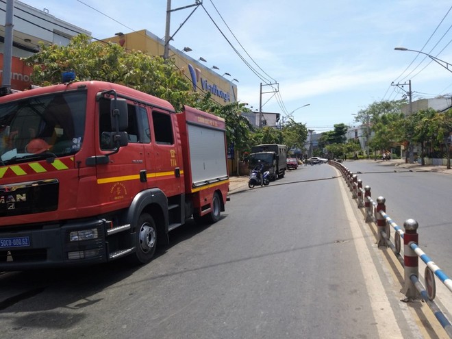 2 căn nhà ở Sài Gòn bất ngờ bị cháy rụi rồi đổ sập, gia chủ đến hiện trường gào khóc  - Ảnh 1.