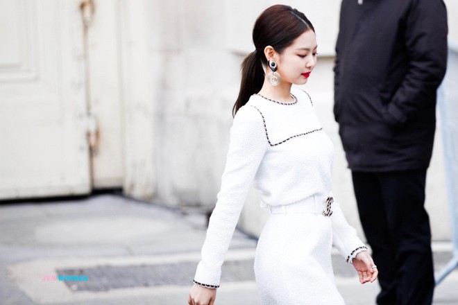 Jennie g&acirc;y b&atilde;o tại Ph&aacute;p: Khiến fan quốc tế trầm trồ v&igrave; sang như phu nh&acirc;n chủ tịch, nhưng c&ograve;n đ&acirc;u body thần th&aacute;nh? - Ảnh 5.