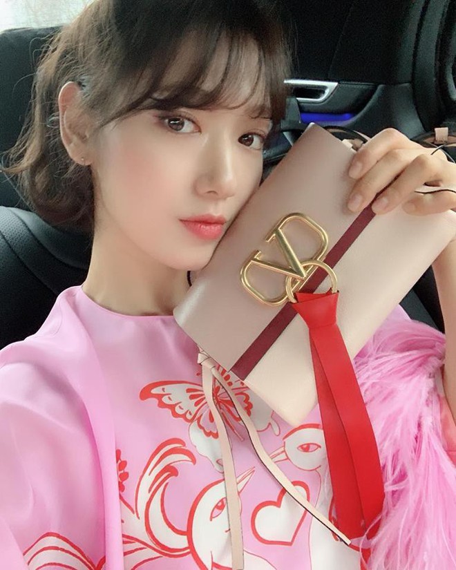 C&aacute;i gi&aacute; của sự s&agrave;nh điệu: Tai Park Shin Hye chảy xệ thấy r&otilde; chỉ v&igrave; đ&ocirc;i khuy&ecirc;n tai size &ldquo;khủng&rdquo; - Ảnh 1.