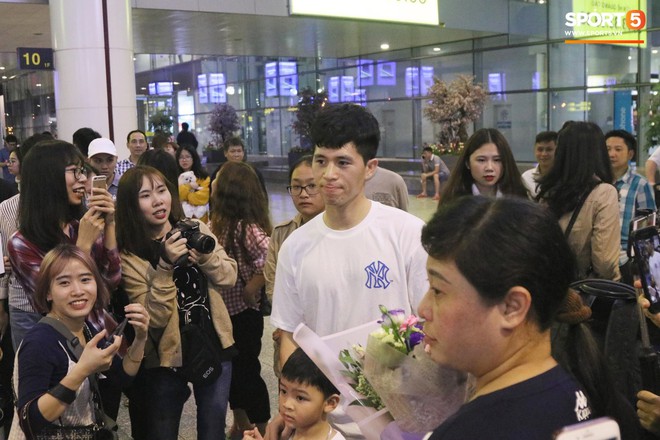 Trở về sau 3 tháng dưỡng thương tại Hàn Quốc, Đình Trọng khiến sân bay Nội Bài náo loạn lúc nửa đêm - Ảnh 2.