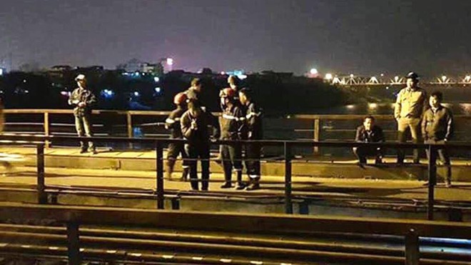 Hà Nội: Nửa đêm đi bộ giữa lòng đường sắt, người đàn ông bị tàu hỏa đâm trúng, rơi xuống sông Hồng - Ảnh 1.