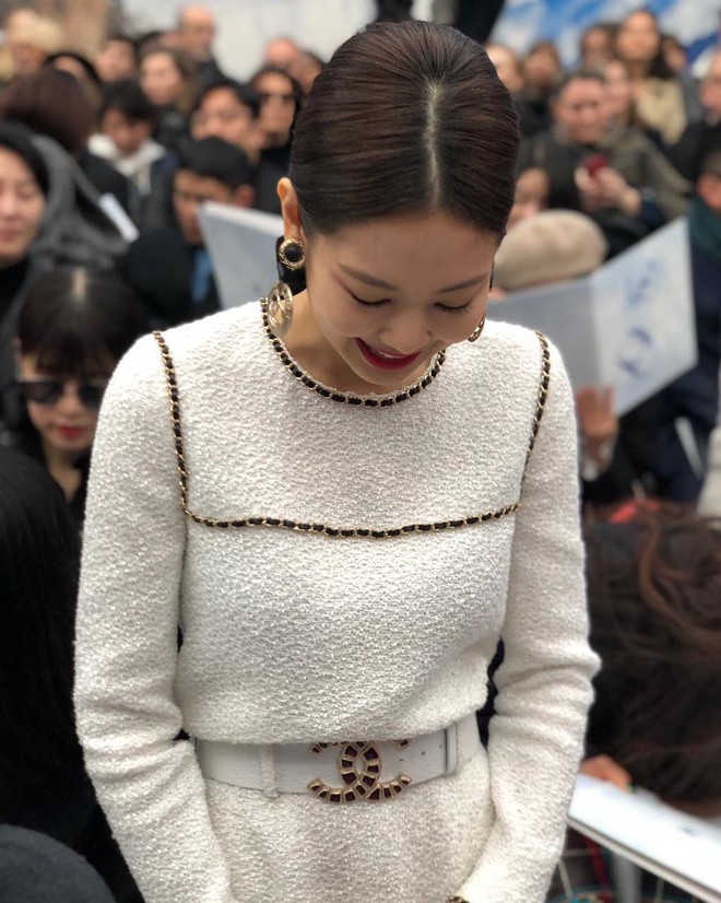 Jennie g&acirc;y b&atilde;o tại Ph&aacute;p: Khiến fan quốc tế trầm trồ v&igrave; sang như phu nh&acirc;n chủ tịch, nhưng c&ograve;n đ&acirc;u body thần th&aacute;nh? - Ảnh 10.