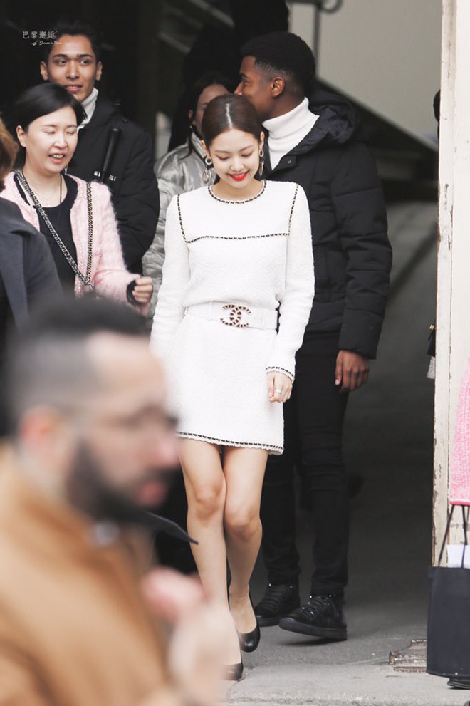 Jennie g&acirc;y b&atilde;o tại Ph&aacute;p: Khiến fan quốc tế trầm trồ v&igrave; sang như phu nh&acirc;n chủ tịch, nhưng c&ograve;n đ&acirc;u body thần th&aacute;nh? - Ảnh 1.