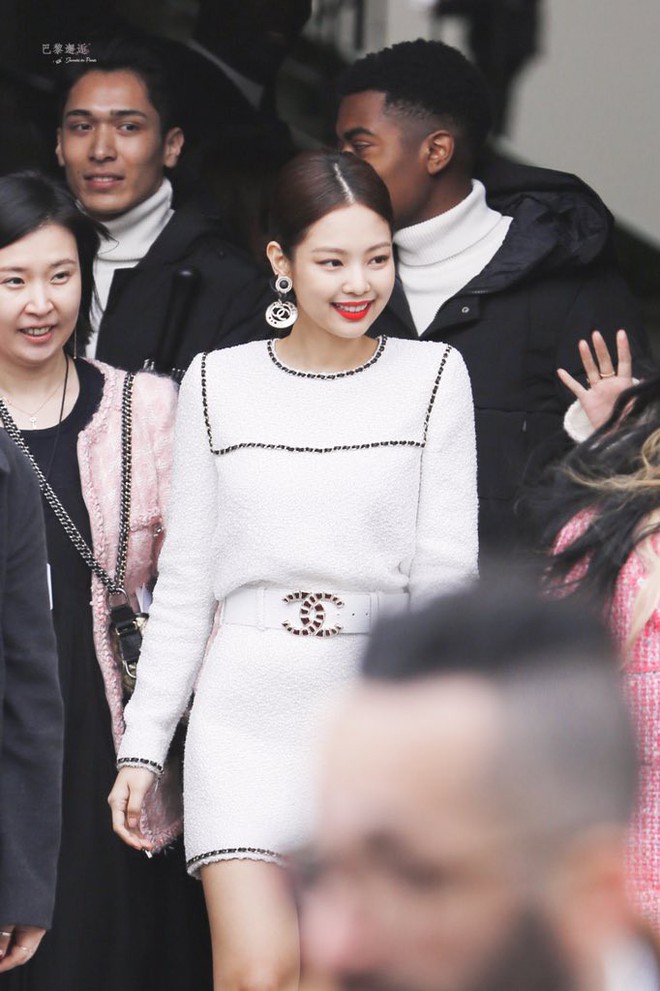 Jennie g&acirc;y b&atilde;o tại Ph&aacute;p: Khiến fan quốc tế trầm trồ v&igrave; sang như phu nh&acirc;n chủ tịch, nhưng c&ograve;n đ&acirc;u body thần th&aacute;nh? - Ảnh 2.