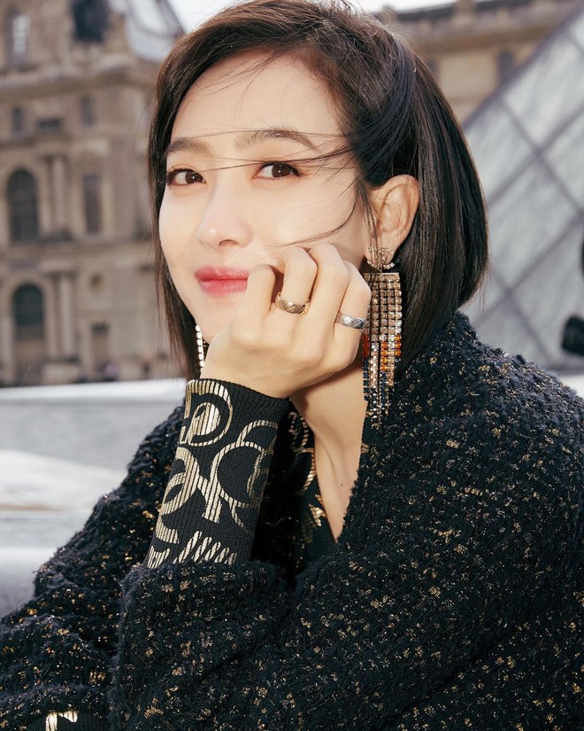 Jennie mặc đơn giản mà vẫn sang chảnh khi đến xứ sở tuyết trắng của Chanel tại Paris Fashion Week - Ảnh 6.