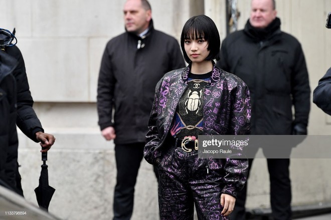 Jennie mặc đơn giản mà vẫn sang chảnh khi đến xứ sở tuyết trắng của Chanel tại Paris Fashion Week - Ảnh 8.