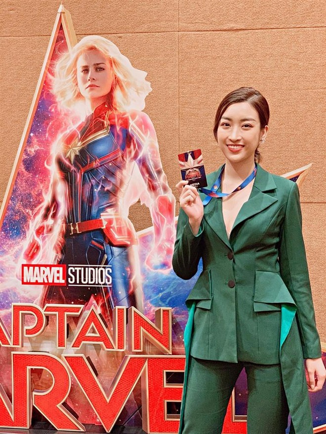 Hoa hậu Đỗ Mỹ Linh đeo khẩu trang né ống kính truyền thông dự ra mắt bom tấn “Captain Marvel” - Ảnh 2.