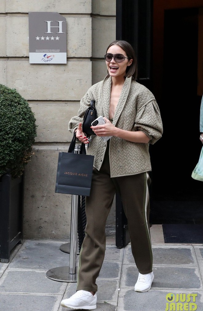 Hà Hồ phô trương ngực trần, Quỳnh Anh Shyn phải mượn áo để chinh chiến street style với dàn sao quốc tế tại Paris - Ảnh 20.