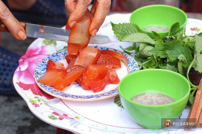 Nhìn xịn như sushi nhưng chỉ 30k một suất đặc sản này ở Hà Nội, chưa đến hè mà dân tình đã rục rịch tìm ăn - Ảnh 5.