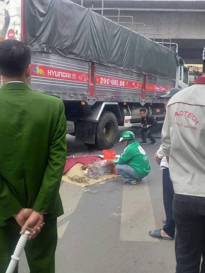 H&agrave; Nội: Va chạm với chiếc xe tải chạy c&ugrave;ng chiều, người đ&agrave;n &ocirc;ng tử vong thương t&acirc;m, thi thể kh&ocirc;ng c&ograve;n nguy&ecirc;n vẹn - Ảnh 1.