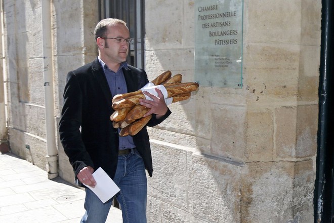 Người Pháp luôn đi bộ với bánh mì kẹp trong nách, nghe buồn cười nhưng phải xem những điều này mới hiểu - Ảnh 1.