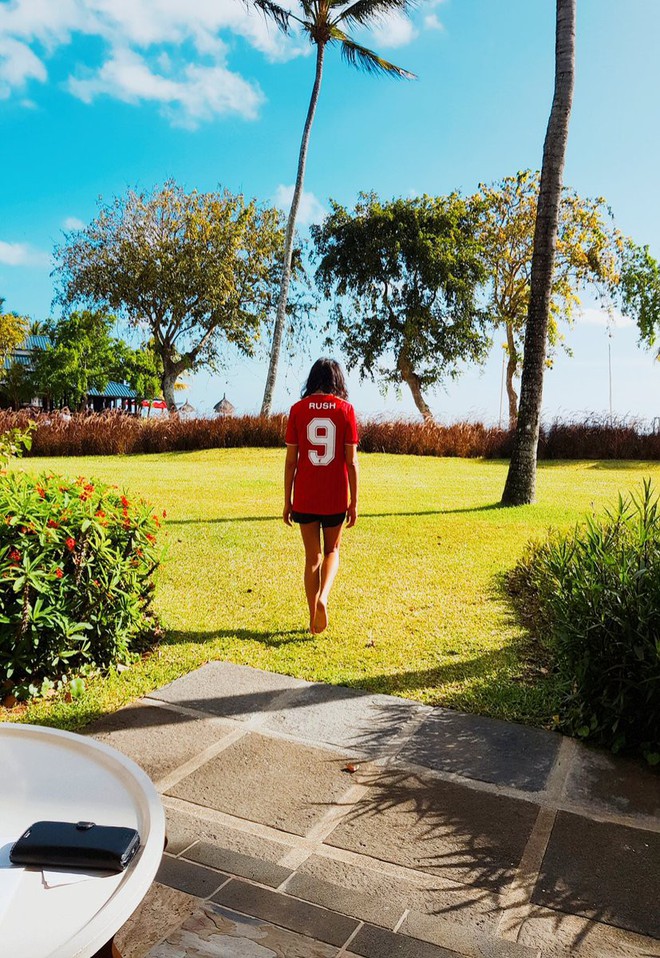Bỏ vợ, huyền thoại Liverpool đ&iacute;nh h&ocirc;n với ca sĩ c&oacute; th&acirc;n h&igrave;nh bốc lửa k&eacute;m 22 tuổi - Ảnh 3.
