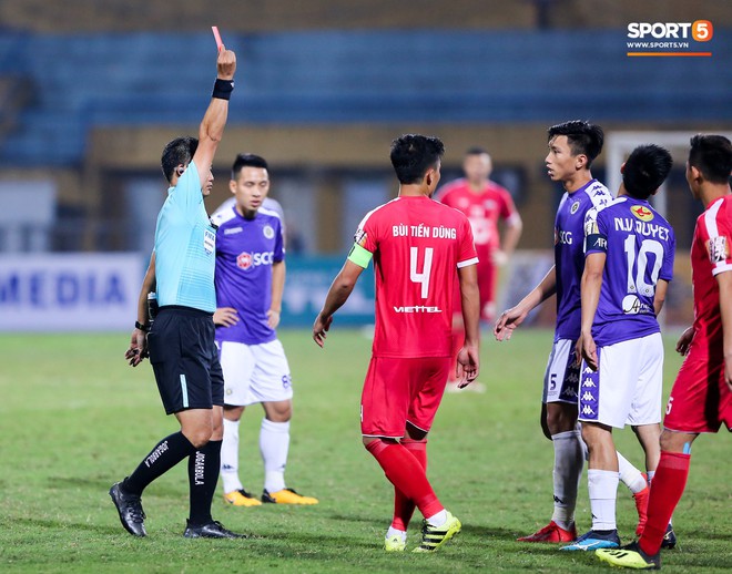 HLV Hà Nội FC: Quế Ngọc Hải xứng đáng nhận thẻ đỏ với 4 vết giày đinh hằn trên ống đồng Văn Kiên - Ảnh 3. HLV Hà Nội FC: Quế Ngọc Hải xứng đáng nhận thẻ đỏ với 4 vết giày đinh hằn trên ống đồng Văn Kiên - Ảnh 3.
