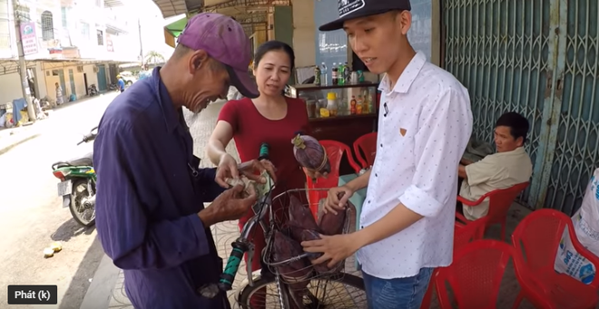 Ông cụ 83 tuổi lưng còng, rong ruổi đạp xe hơn 20km đi bán chuối để kiếm tiền nuôi vợ khiến nhiều người nhói lòng - Ảnh 5.