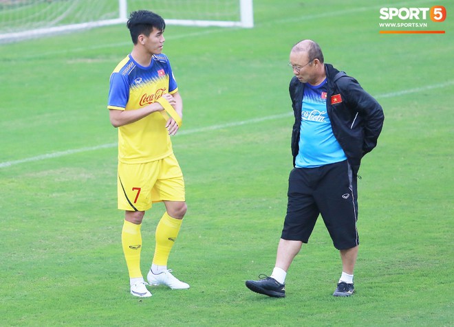 HLV Park Hang-seo đặc biệt dặn dò Tiến Linh trong buổi tập đầu tiên của U23 Việt Nam   - Ảnh 2.