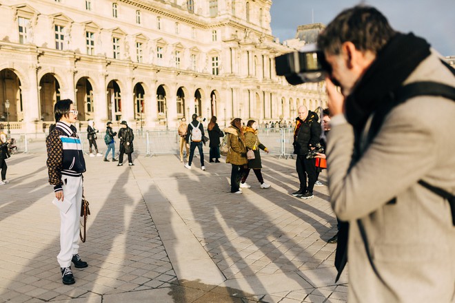 Cứ ngỡ sang Paris chỉ để... chụp ảnh cho vui, nào ngờ Khánh Linh The Face được dự hẳn show Louis Vuitton - Ảnh 1.