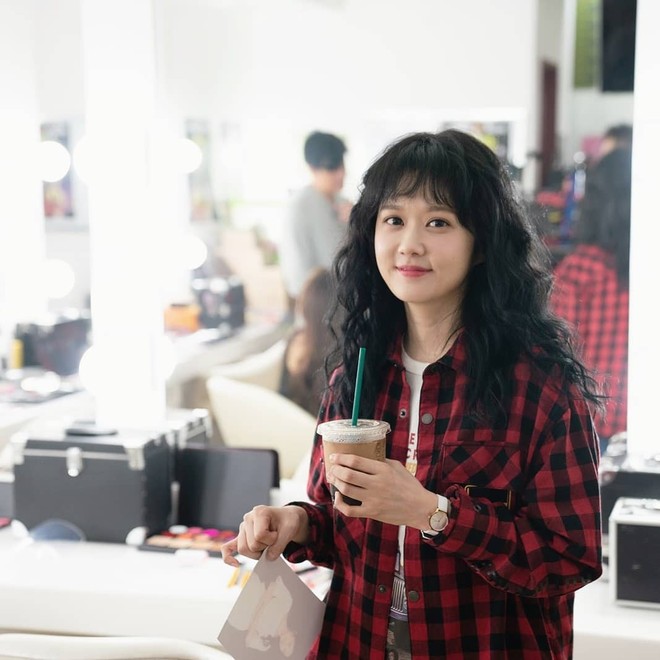 &quot;Hack&quot; tuổi đẳng cấp Jang Nara: Ăn vận xì tin cực hợp, lên đồ già dặn đúng tuổi lại thấy hơi sai - Ảnh 2.