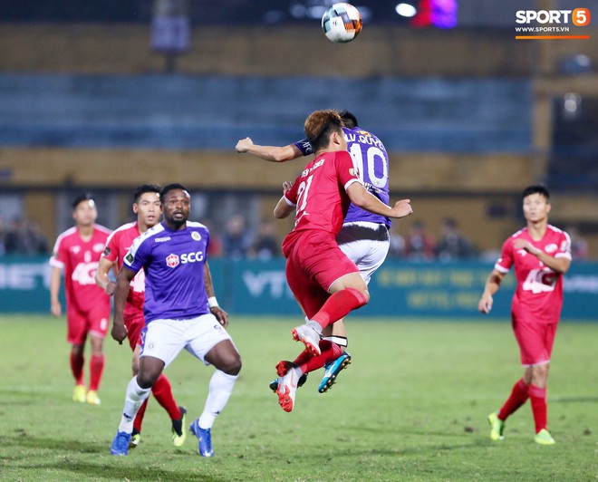 HLV Hà Nội FC: Quế Ngọc Hải xứng đáng nhận thẻ đỏ với 4 vết giày đinh hằn trên ống đồng Văn Kiên - Ảnh 2. HLV Hà Nội FC: Quế Ngọc Hải xứng đáng nhận thẻ đỏ với 4 vết giày đinh hằn trên ống đồng Văn Kiên - Ảnh 2.